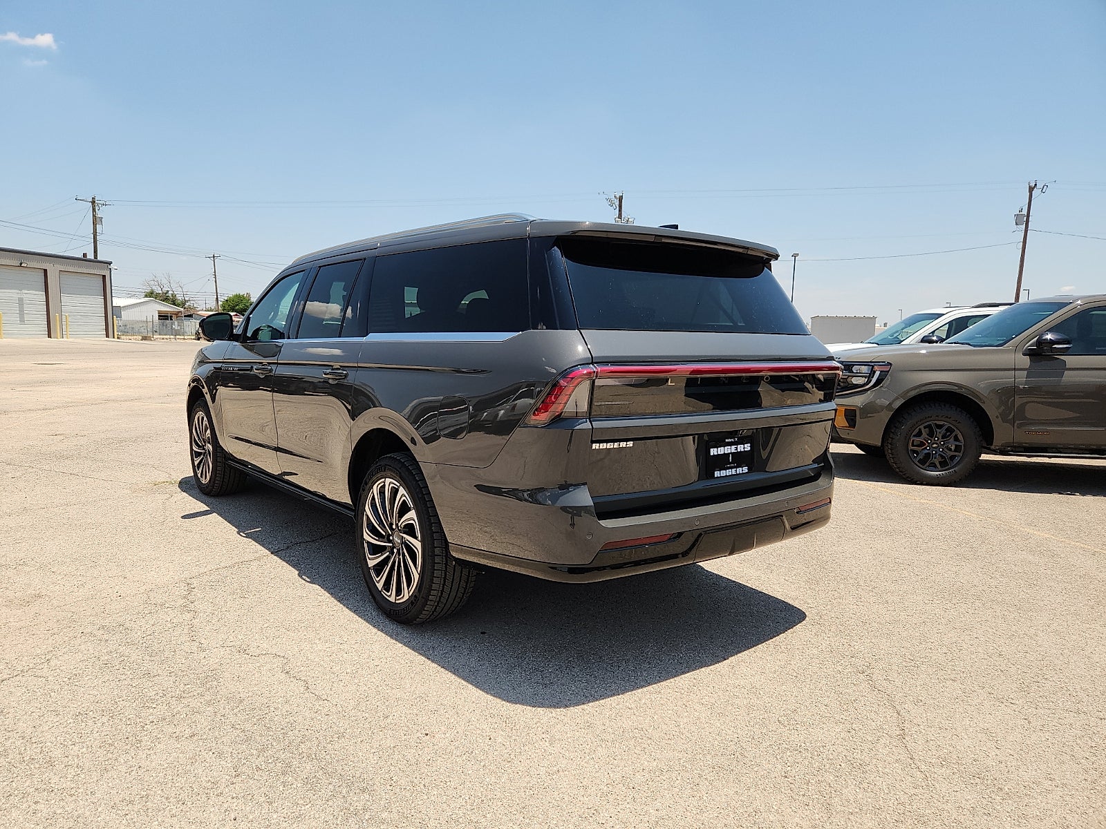 2027 Lincoln Navigator L — detail view